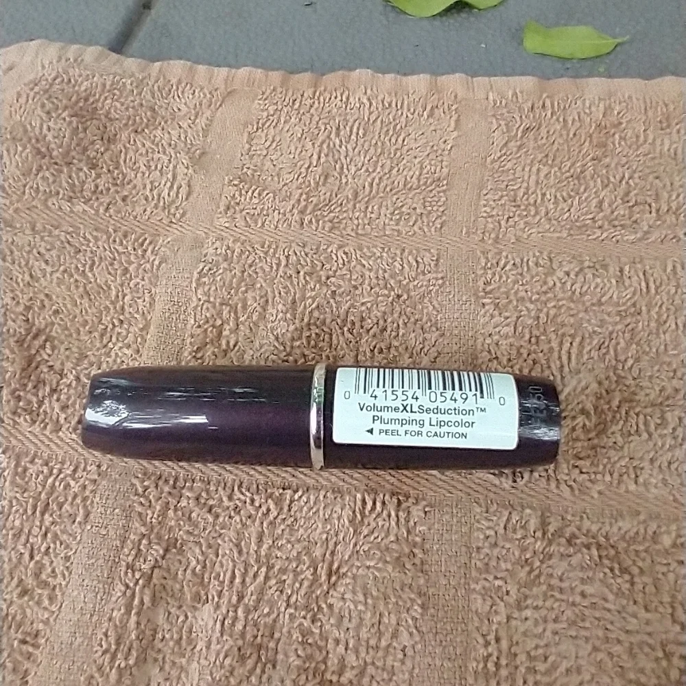 Volume xl seduction plumping lip color 220 mischie